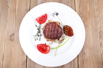 grilled beef fillet pieces on noodles with tomatoes and dry spic