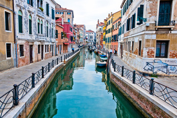 Venedig, Italien - Kanal, Boote und Häuser © eddygaleotti