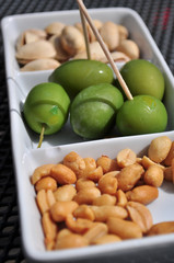 Aperitivo con olive, noccioline e pistacchi