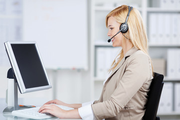 frau mit headset am computer