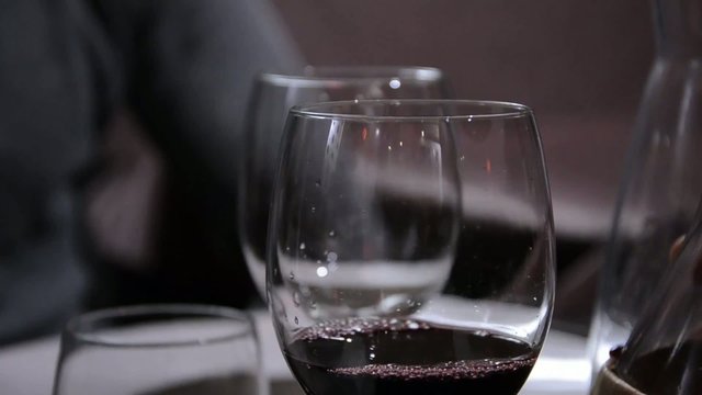 vino versato nel bicchiere