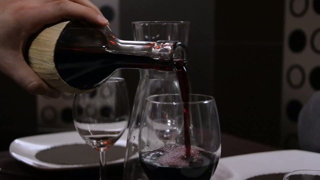 vino versato nel bicchiere da un fiaschetto