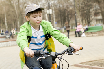 Naklejka premium boy riding bike