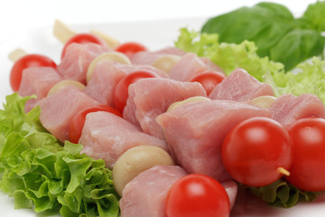 Fleischspieße mit Champignons und Tomaten