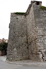 Fototapeta na wymiar Starożytne etruskie mury miasta Perugia