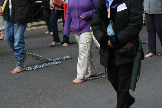 Feligreses descalzos en procesion