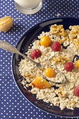Müsli mit Himbeeren