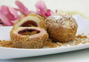 Topfenknödel mit Zwetschken