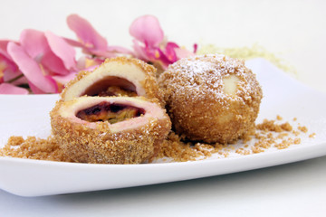 Zwei Zwetschkenknödel