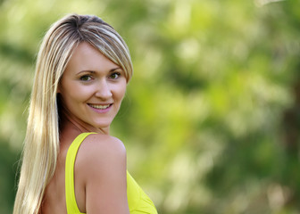 Naklejka premium young attractive woman outdoors
