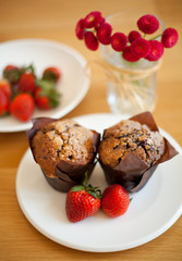 muffin muffins truskawki stokrotki ciasto czekolada ciastka dwa - obrazy, fototapety, plakaty