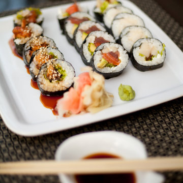 sushi maki futo hoso ryż ryba tuńczyk łosoś wasabi nori sos