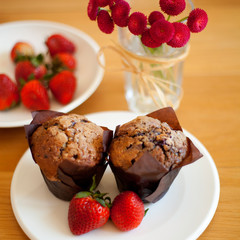 muffin muffins truskawki stokrotki ciasto czekolada ciastka - obrazy, fototapety, plakaty