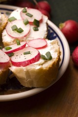Sandwich with cheese, radish and chive - Healthy Eating