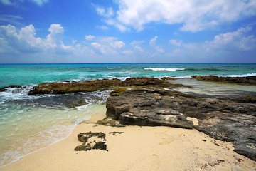 Fototapeta na wymiar Piękna plaża Morza Karaibskiego w Meksyku