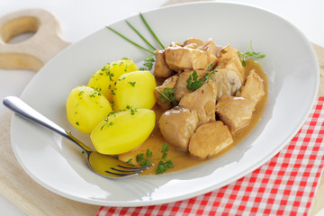 Putenragout mit Salzkartoffeln