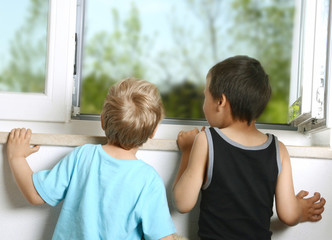 Obraz premium Kinder am Fenster