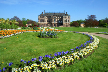 Palais Großer Garten im Frühling