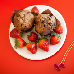 muffin ciastko truskawki czerwony stokrotki ciasto czekolada - obrazy, fototapety, plakaty