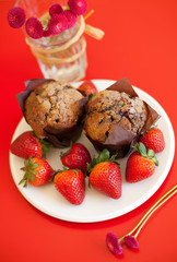 muffin muffins truskawki stokrotki ciasto czekolada ciastka dwa - obrazy, fototapety, plakaty