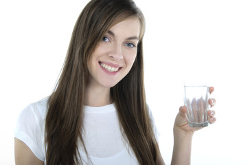 uśmiechnięta kobieta ze szklanką wody w dłoni - obrazy, fototapety, plakaty