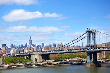 Fototapeta na wymiar Manhattan Bridge i New York City skyline nad East River