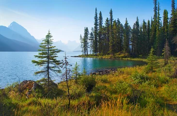 Poster Natuurlandschap met bergmeer bij dageraad in Alberta, Canada © JFL Photography