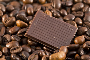 Chicchi di caffè e cioccolato, closeup