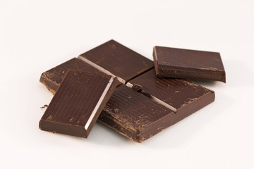 Tavoletta di cioccolato su fondo bianco