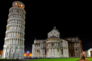 La Torre e il Duomo di Pisa di notte