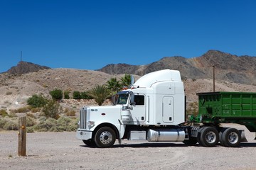 Camion americain dans le desert