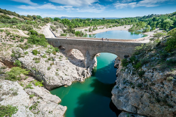 Pont du diable sur l'Hérault près de Saint-Guilhem-le-désert, dans l'Hérault, Languedoc, Occitanie, France - obrazy, fototapety, plakaty