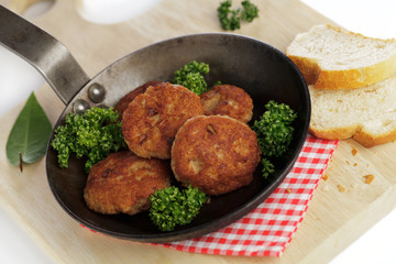 Frikadellen in Pfanne