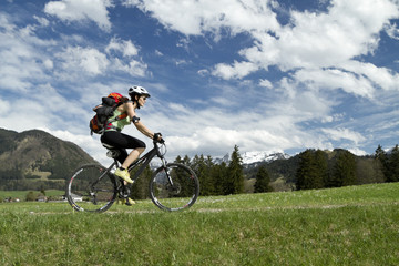 Fototapeta premium Radtour im Gebirge