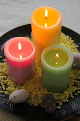 Obraz na płótnie Canvas Kolorowe świeczki z jajek przerywane - portret orientację