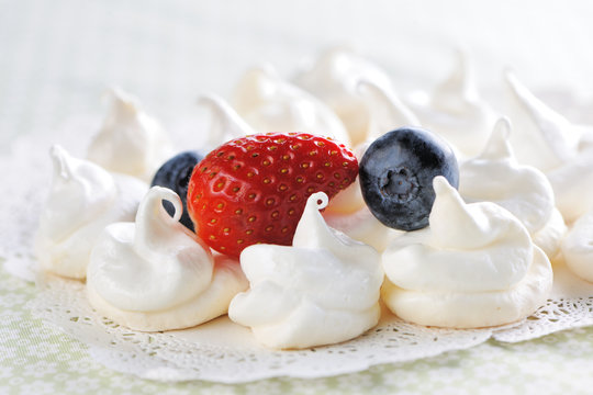 Cream meringues