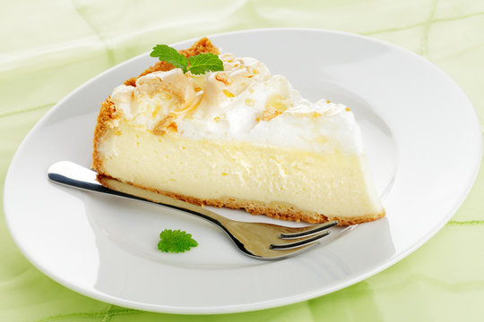 Gebackener K&auml;sekuchen mit Baiserhaube