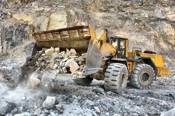Wheel loader machine unloading rocks