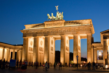 Obraz premium Brandenburger Tor in Berlin bei Nacht, Brandenburg Gate