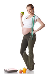 Fototapeta na wymiar Młoda kobieta w ciąży z wagą ..