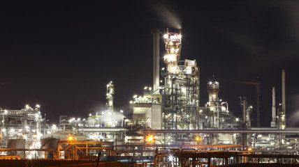 Fototapeta na wymiar Ropa i gaz rafineria w nocy - fabryka petrochemiczny