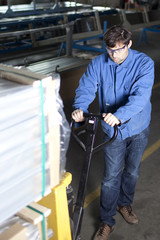 Metallarbeiter mit Hubwagen in Fabrik