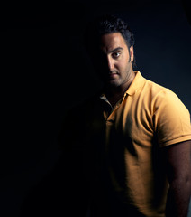 Naklejka premium Low key portrait of a man with a serious look