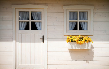 Casetta di legno bianco
