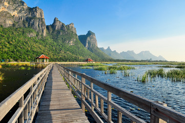 Obraz premium Bridge on the lake in national park, Sam Roi Yod National Park,