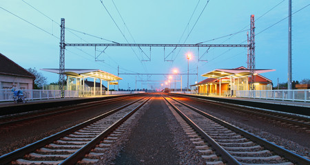 Fototapeta na wymiar Kolejowe z peronie w nocy