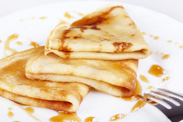 Thin pancakes with honey and powdered sugar