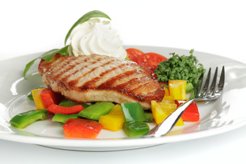 Schweinerückensteak mit Kräuterbutter, Paprikagemüse