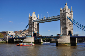 Fototapeta na wymiar TOWER BRIDGE, LONDRA