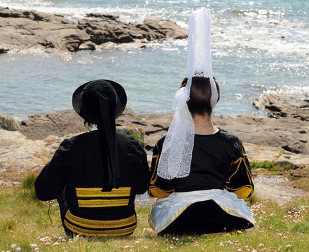 Un couple bigouden assis devant la mer &agrave; Lesconil en Bretagne Cornouailles Finist&egrave;re France